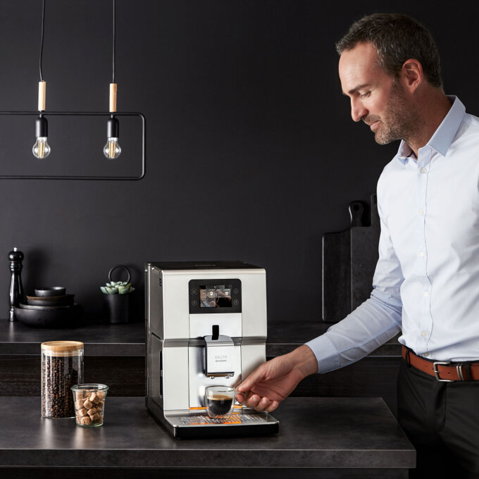 APARAT ZA ESPRESSO KAVU EA875E10 MILK POT KRUPS