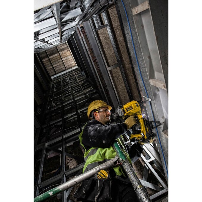 DEWALT AKU PIŠTOLJ ZA ČAVLE DCN890P2-QW 18V, 2 x 5,0Ah + PUNJAČ + KOVČEG