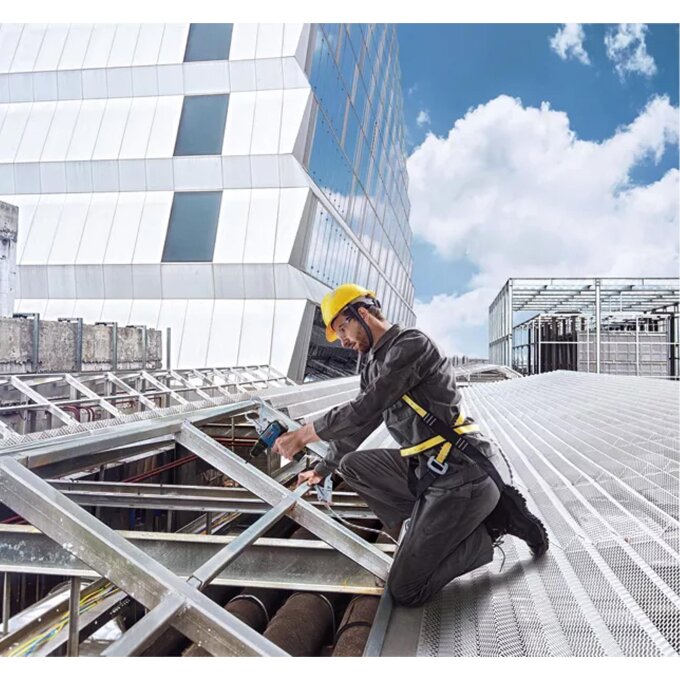 BOSCH AKU UDARNA BUŠILICA GSB 12V-30 + 2 x 2,0Ah + GAL 12V-40 + KOVČEG