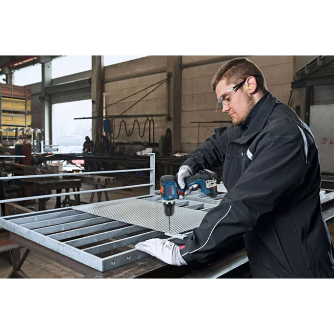 BOSCH AKU IZVIJAČ GSR 18V-65 + 2 x GBA 4,0Ah + GAL 18V-40 + L-KOVČEG + PRIBOR