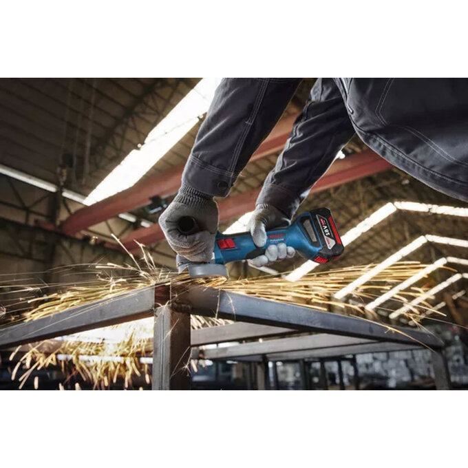 BOSCH AKU KUTNA BRUSILICA GWS 18V-8 125 mm + 2 x 4,0Ah + GAL 18V-40 + KOVČEG